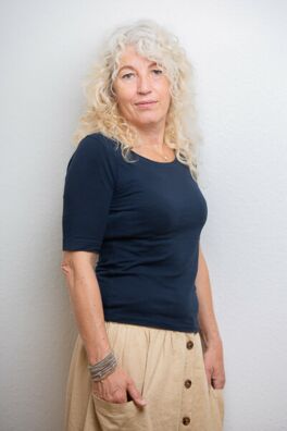 Petra Endres von Dialogwege in blauem Shirt und beigem Rock