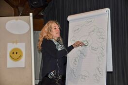 Petra Endres auf dem Vortrag assoziativer Dialog in Gundelfingen Petra Endres auf dem Vortrag assoziativer Dialog in Gundelfingen
