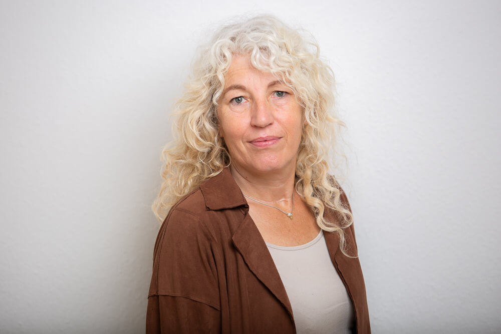 Petra Endres - Dialogwege Petra Endres von Dialogwege mit brauner Jacke